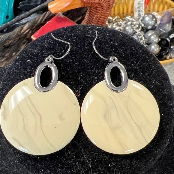 Jewelry - Vintage Chic marbled Cream and Silver tone Earrings